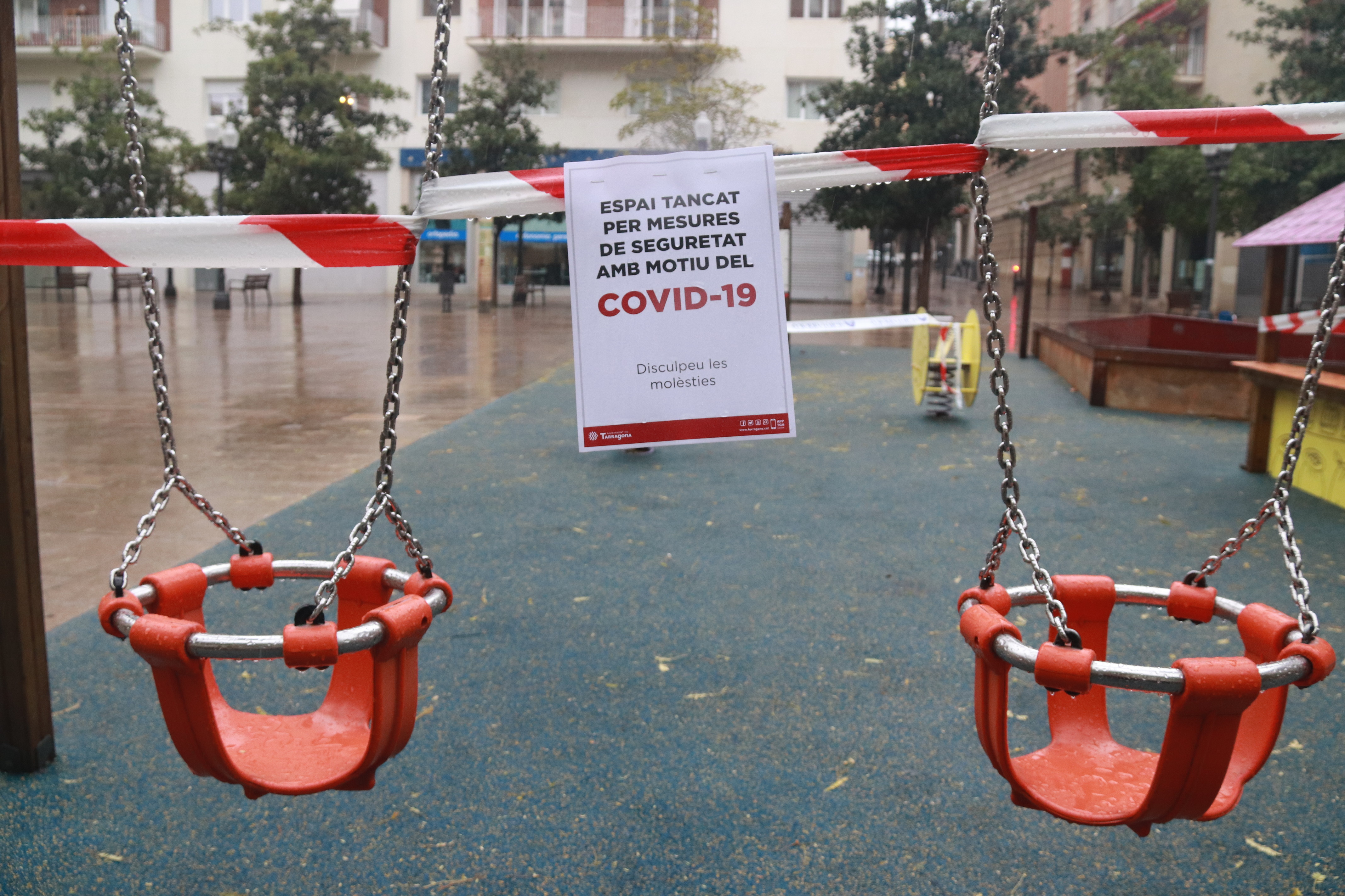 Children's play area in Tarragona closed off due to coronavirus (by Eloi Tost)